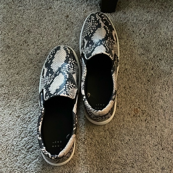 SNAKESKIN SNEAKERS, size 8.5 - Picture 4 of 4